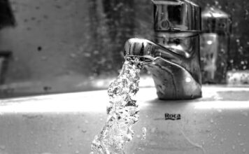 Does baking soda and vinegar unclog drains?